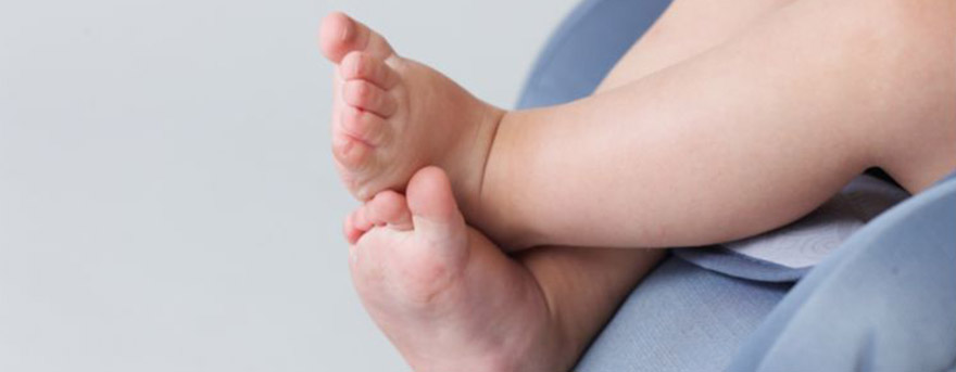 little feet hanging out from car seat